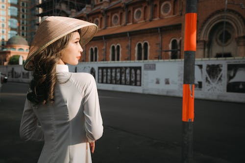 Foto profissional grátis de áo dài, chapéu cônico asiático, desgaste tradicional
