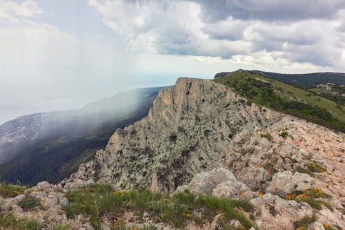 Kostnadsfri bild av berg, bergstopp, dimma