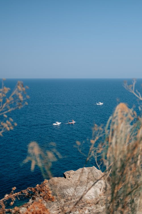 Fotobanka s bezplatnými fotkami na tému člny, krajina pri mori, modrá obloha