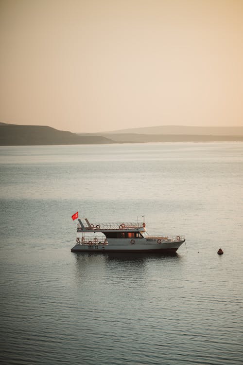 Foto d'estoc gratuïta de aigua, alba, barca