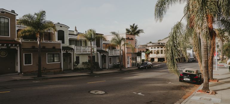 Safest neighborhoods in Glendale with residential streets and palm trees