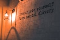 一盏路灯将温暖的光芒投射在一句关于精神自由的励志名言上