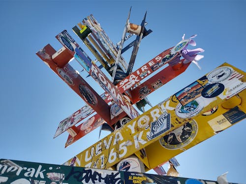 Foto profissional grátis de céu azul, direções, flechas