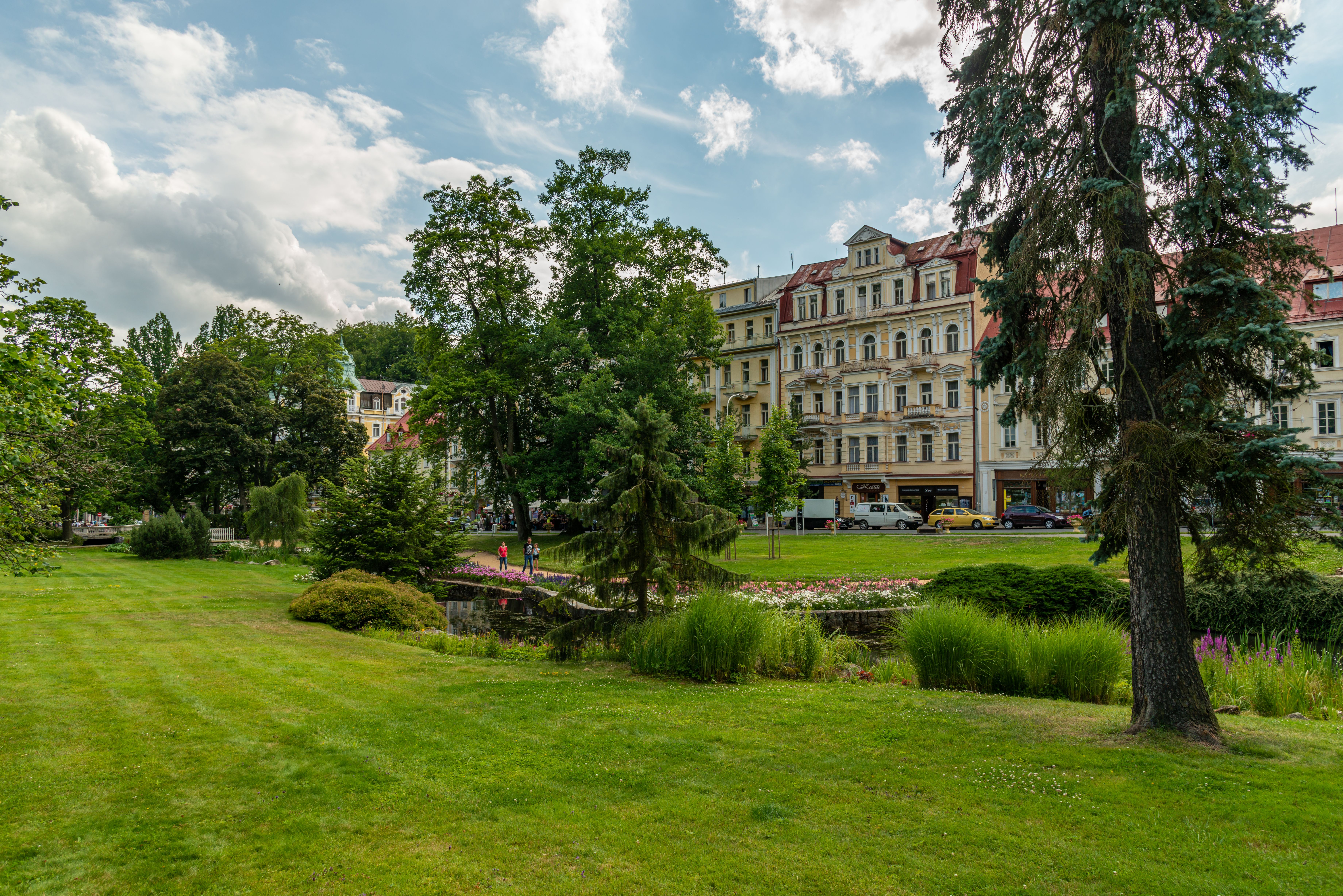 Zadbane rabaty z bujną zielenią