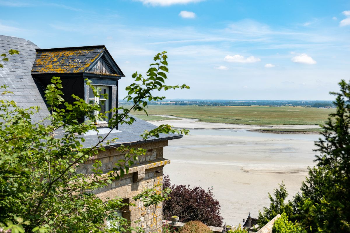 Maison de campagne face à un paysage dégagé