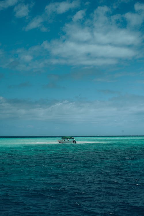 Immagine gratuita di acqua azzurra, barca, cielo azzurro