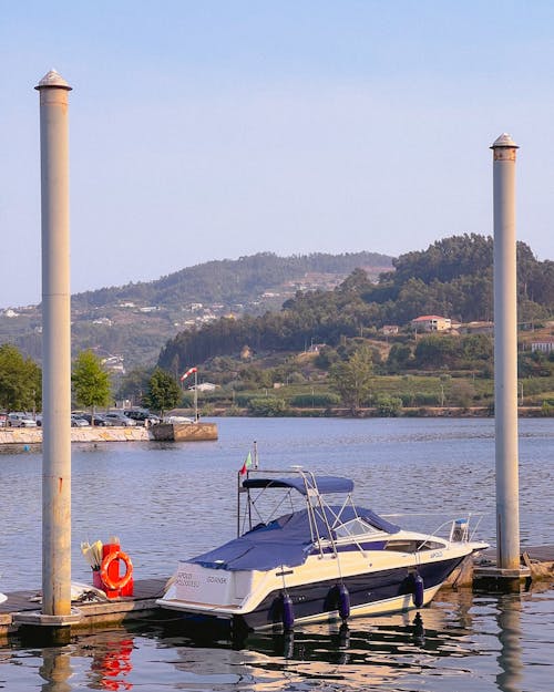 Photos gratuites de amarré, arbres, bateau