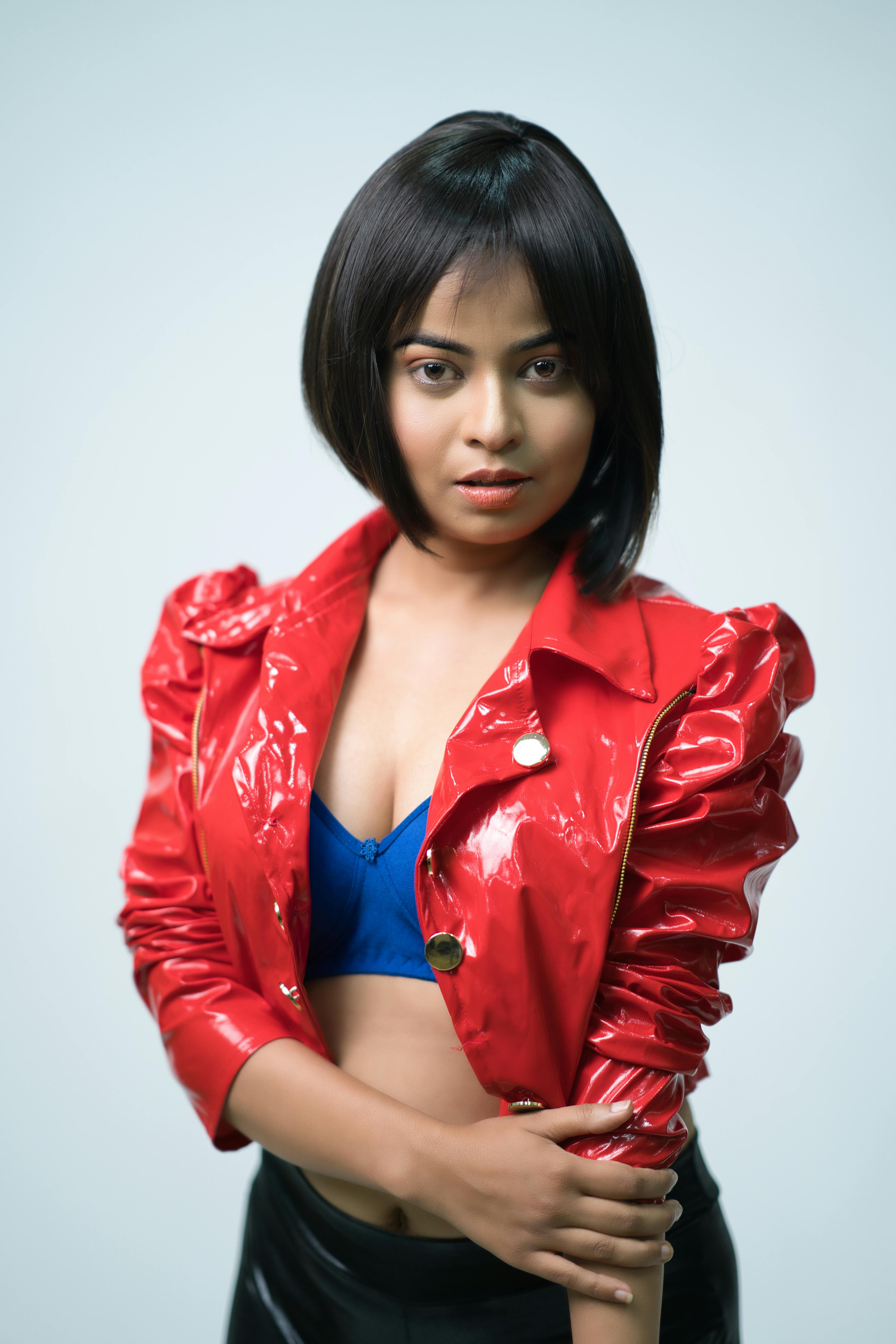 patron moden Forstærker A Woman Wearing Red Leather Jacket Over a Blue Bra · Free Stock Photo