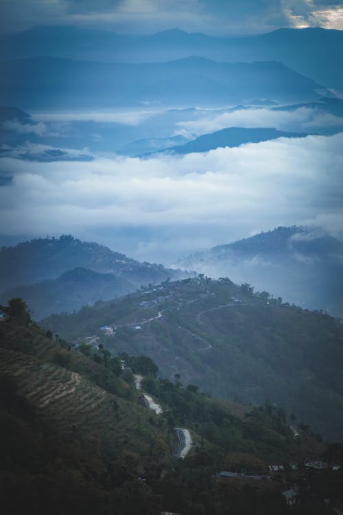 Gratis Immagine gratuita di catene montuose, cima della montagna, fotografia con le nuvole Foto a disposizione