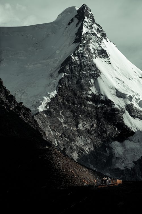 Free Dramatic view of a towering snow-covered mountain peak, showcasing stunning natural beauty and stark landscape contrast. Stock Photo