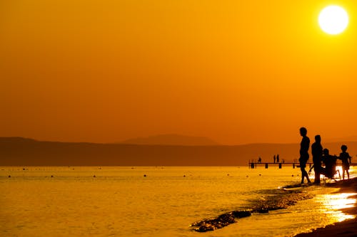 Fotobanka s bezplatnými fotkami na tému dramatická obloha, farby západu slnka, ľudia