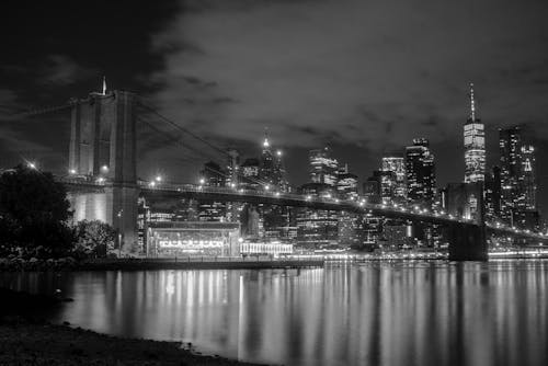 Ilmainen kuvapankkikuva tunnisteilla brooklyn bridge, hämärä, harmaasävyvalokuvaus