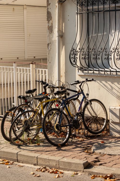 Free Multiple bicycles parked against a building in Istanbul under warm daylight. Stock Photo