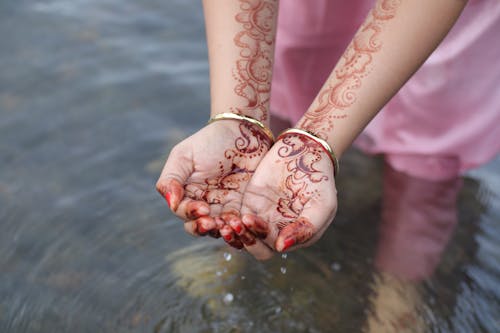 Ingyenes stockfotó henna tetoválás, hennafestés, karkötők témában
