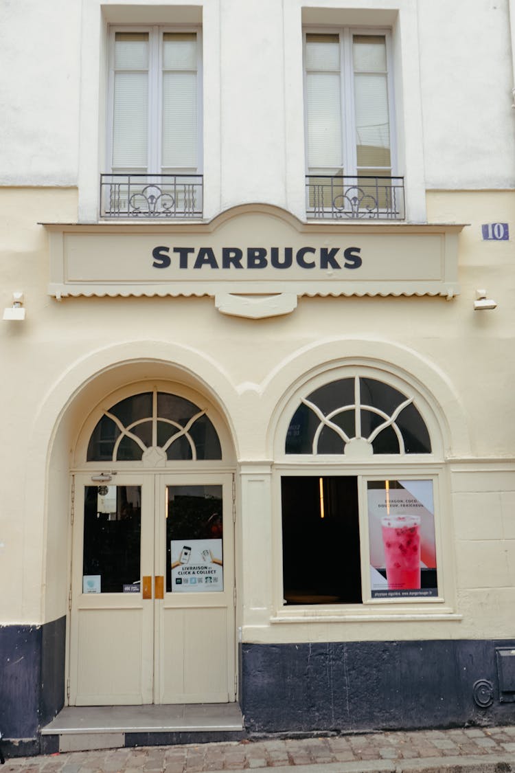 The Starbucks Store In Plaza Du Tertre