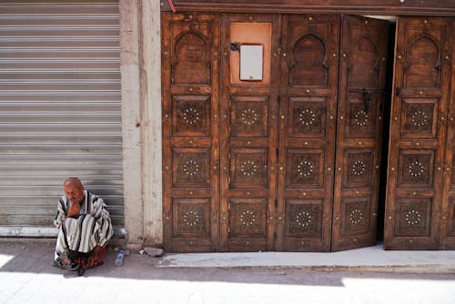Fotobanka s bezplatnými fotkami na tému Afričan, drevené dvere, drevený