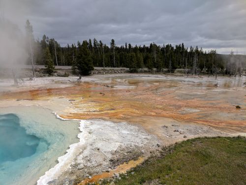 Free Colorful geothermal spring landscape in Yellowstone National Park, showcasing vivid mineral deposits. Stock Photo