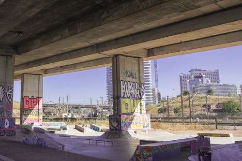 Fotos de stock gratuitas de arquitectura, arte grafiti, bajo el puente