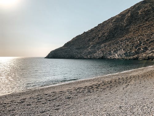 ayak izleri, dağ, deniz içeren Ücretsiz stok fotoğraf