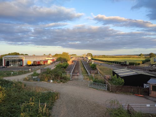 火車站, 火車軌道, 綠色的田野 的 免費圖庫相片
