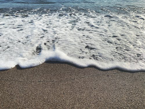 grátis Foto profissional grátis de à beira-mar, água, areia Foto profissional