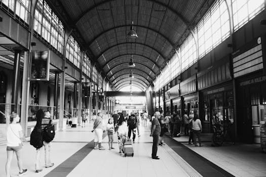 火车站里熙熙攘攘，人们来来往往，各自忙碌着