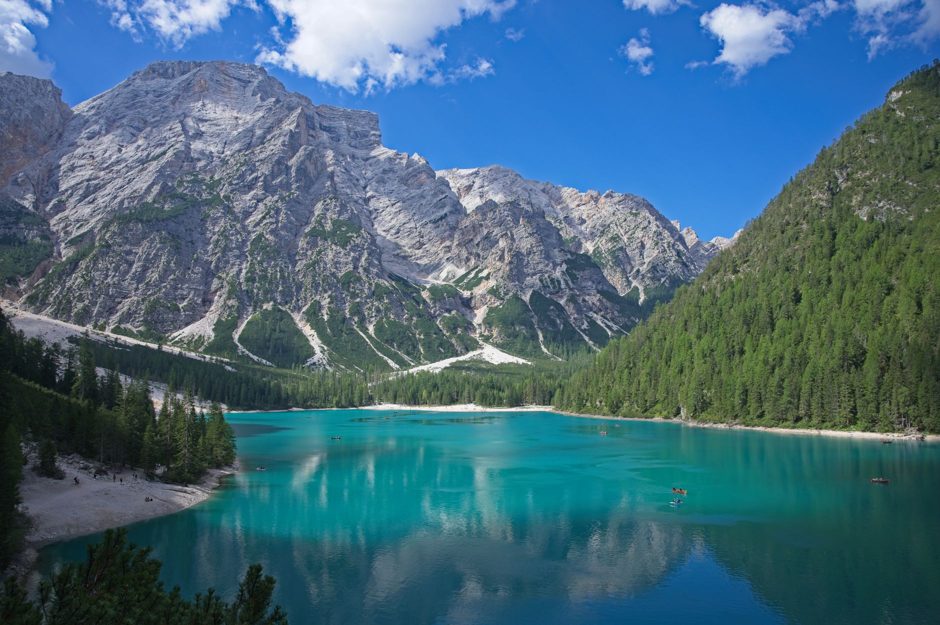 MacBook 桌面:Panoramic view of Braies Lak