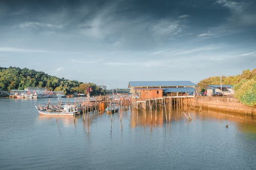bezplatná Základová fotografie zdarma na téma čluny, dok, domy Základová fotografie
