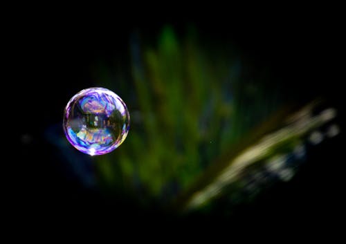 Photo libre de droit de Bulles De Savon Sur Le Fond Noir banque d