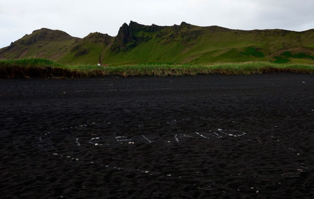 Plaja cu nisip negru și munții verzi la Vík í Mýrdal, Islanda