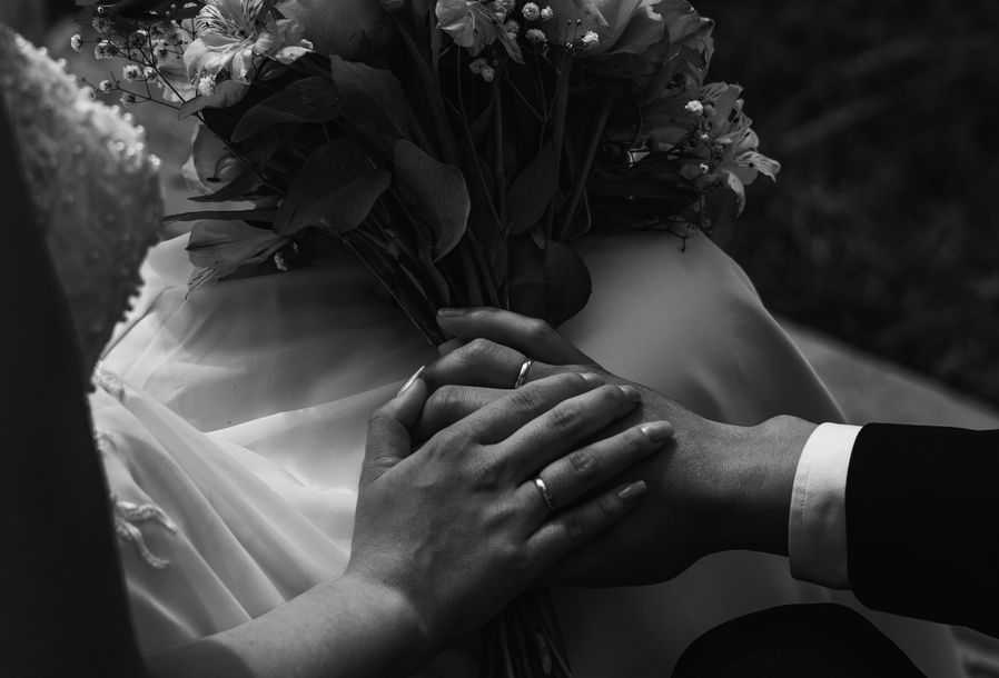 Online dating: starting a conversation on a niche platform