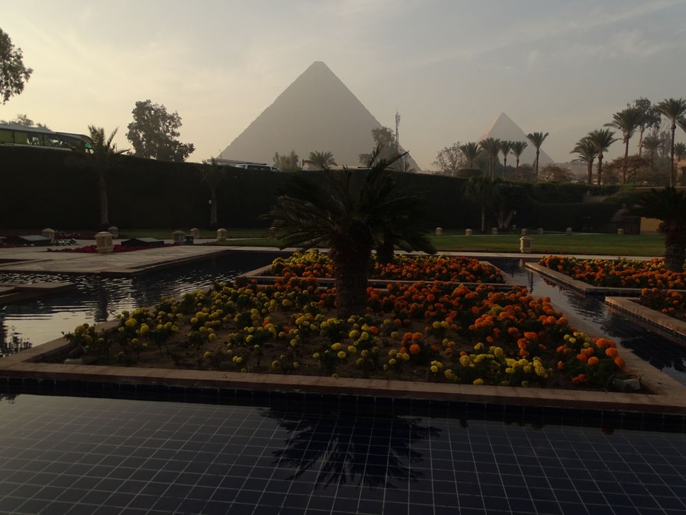Vue de la piscine avec les pyramides en fond