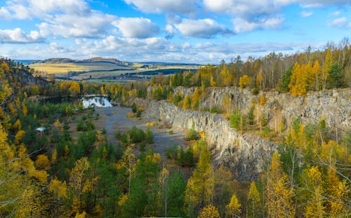 Kostenloses Stock Foto zu bäume im herbst, bewölkter himmel, drohne erschossen