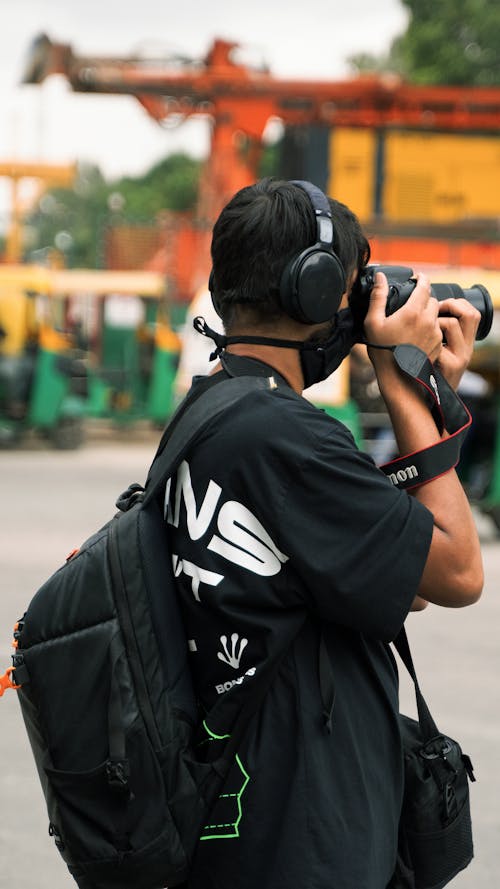 Foto stok gratis fotografer, headphone, kamera dslr