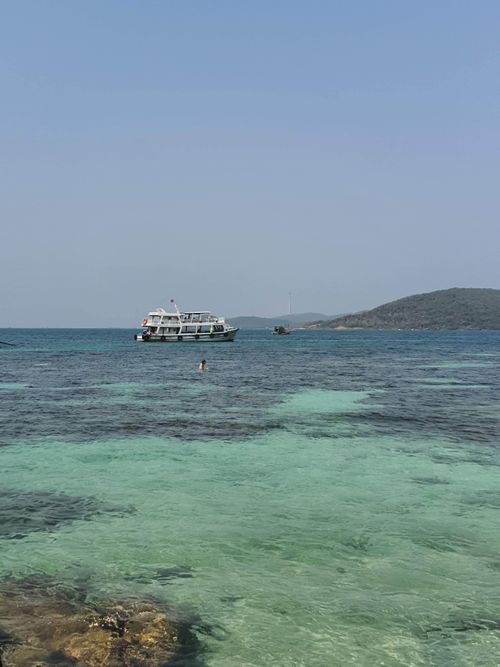 Free A serene view of a boat sailing in the clear waters off Phú Quốc Island, Vietnam. Stock Photo