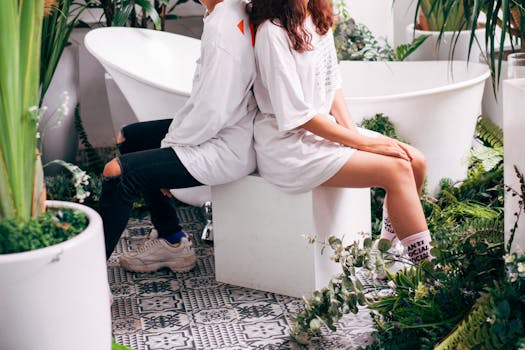 年轻夫妇在现代花园里，身着时尚服装与植物合影