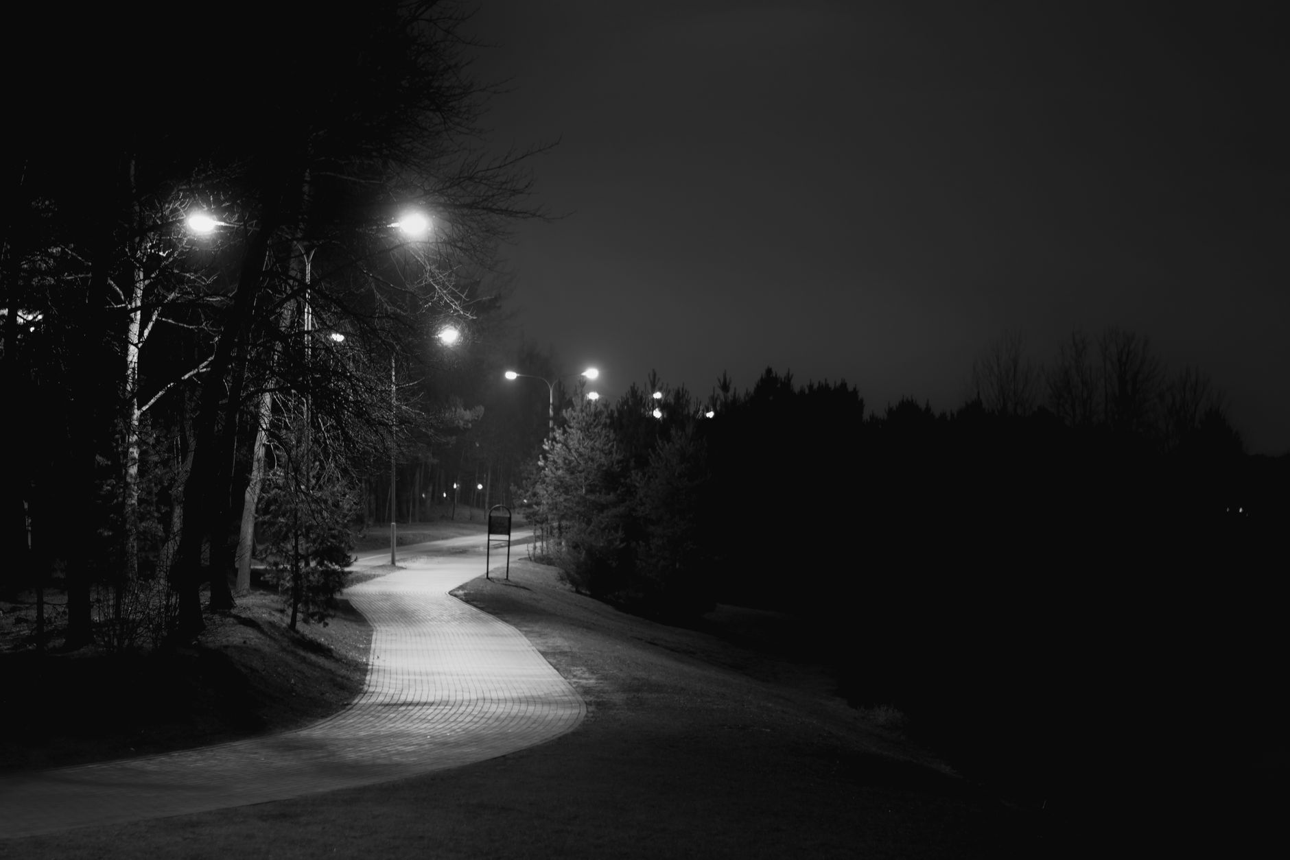 Un sendero de parque de noche bajo una farola