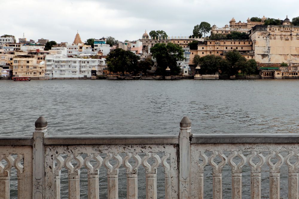 Arquitectura histórica de Udaipur frente al lago Pichola, Rajasthan, India.