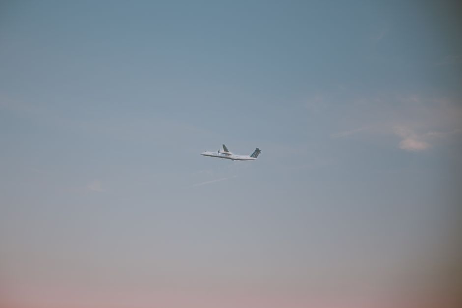 full|airplane departing