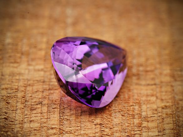 Amethyst investieren - violetter Quarz Edelstein