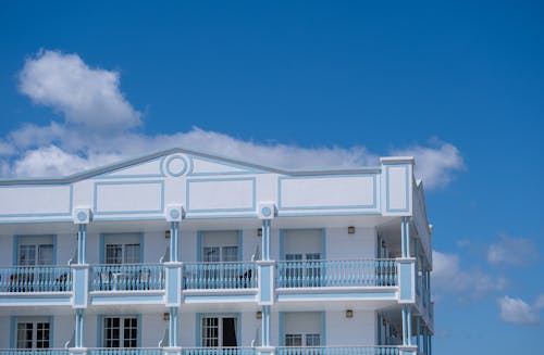 Darmowe zdjęcie z galerii z architektoniczny, balkony, biały i niebieski