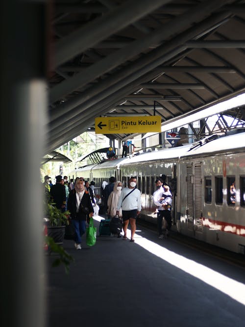 Fotos de stock gratuitas de anti, estación de tren, gente haciendo cola