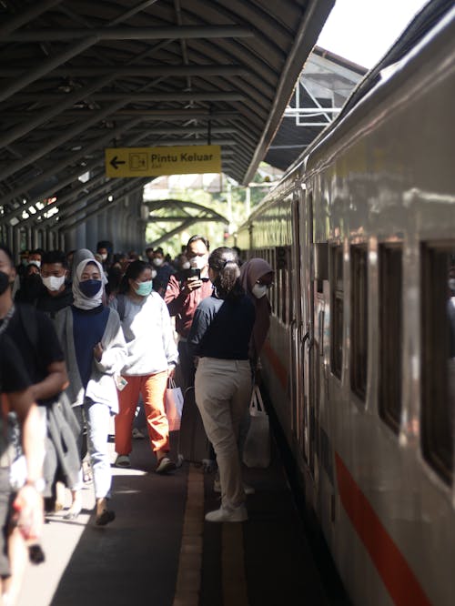 Fotos de stock gratuitas de desplazamientos al trabajo, entrenar, estación de tren