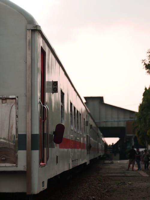 Fotos de stock gratuitas de cielo sombrío, entrenar, estación