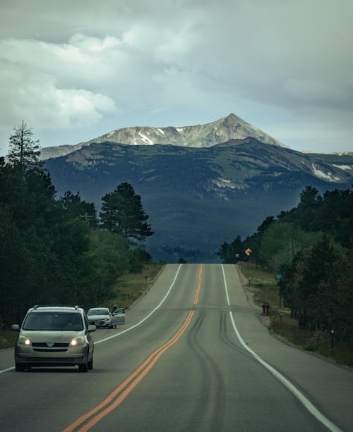 Бесплатное стоковое фото с автомобили, вертикальный выстрел, горы