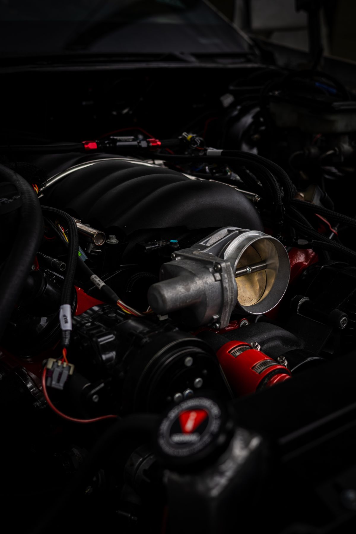 Gros plan sur un moteur de voiture en atelier