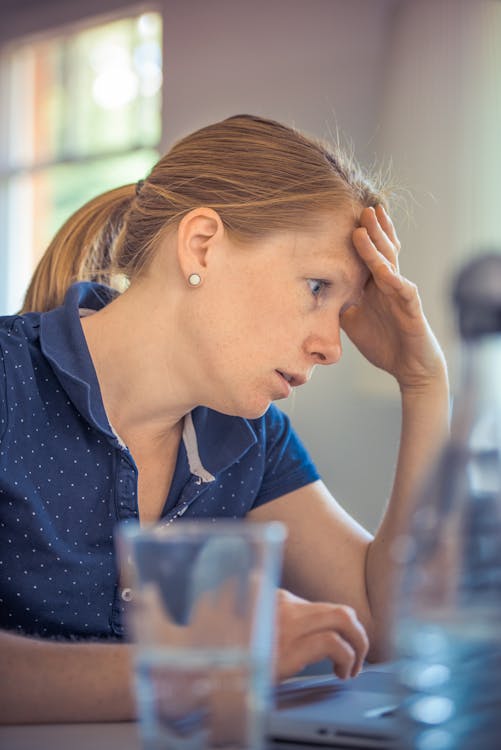 Vrouw Zit Achter De Laptopcomputer In Ondiepe Foto