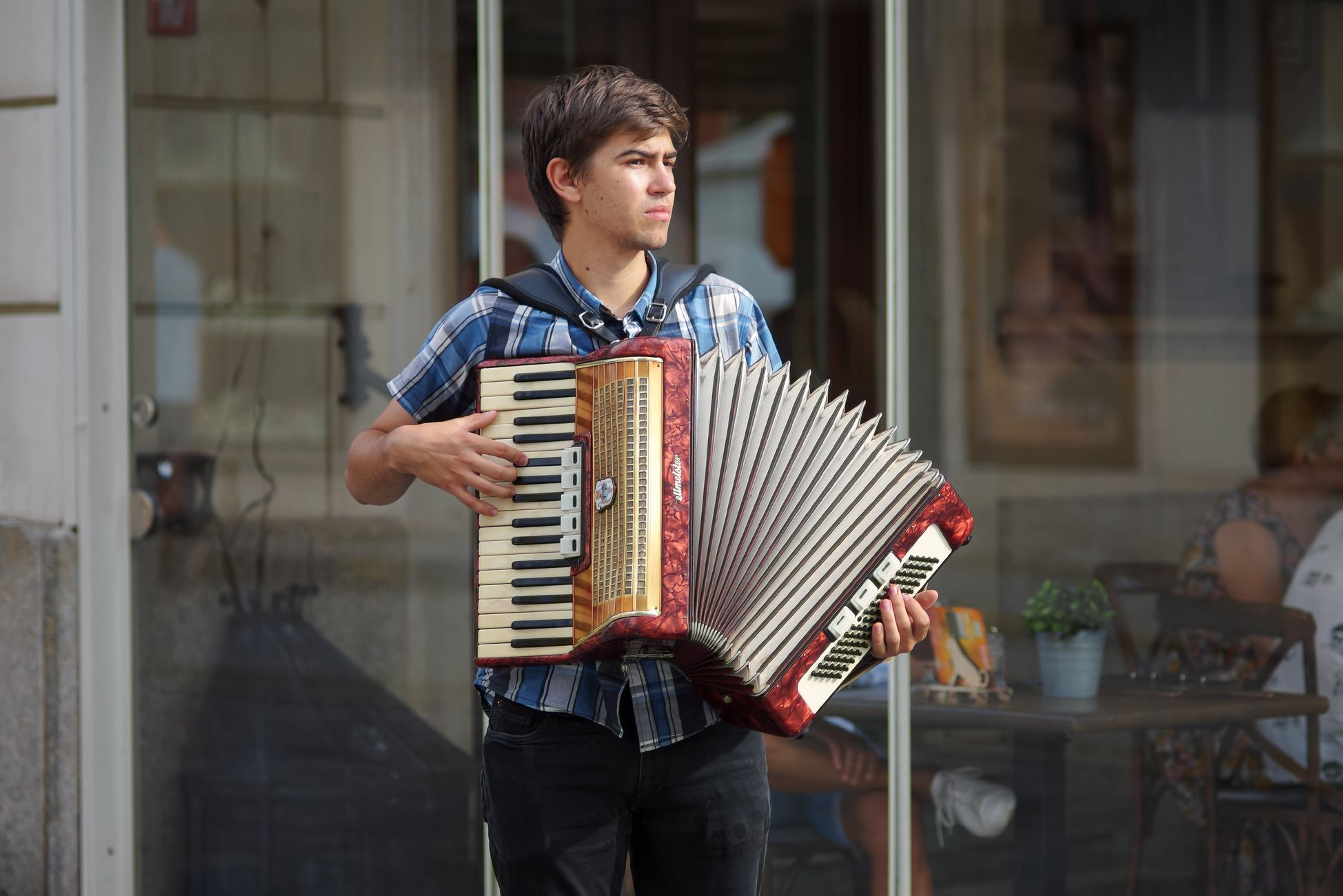 Patiënt speelt accordeon tijdens ambulancerit