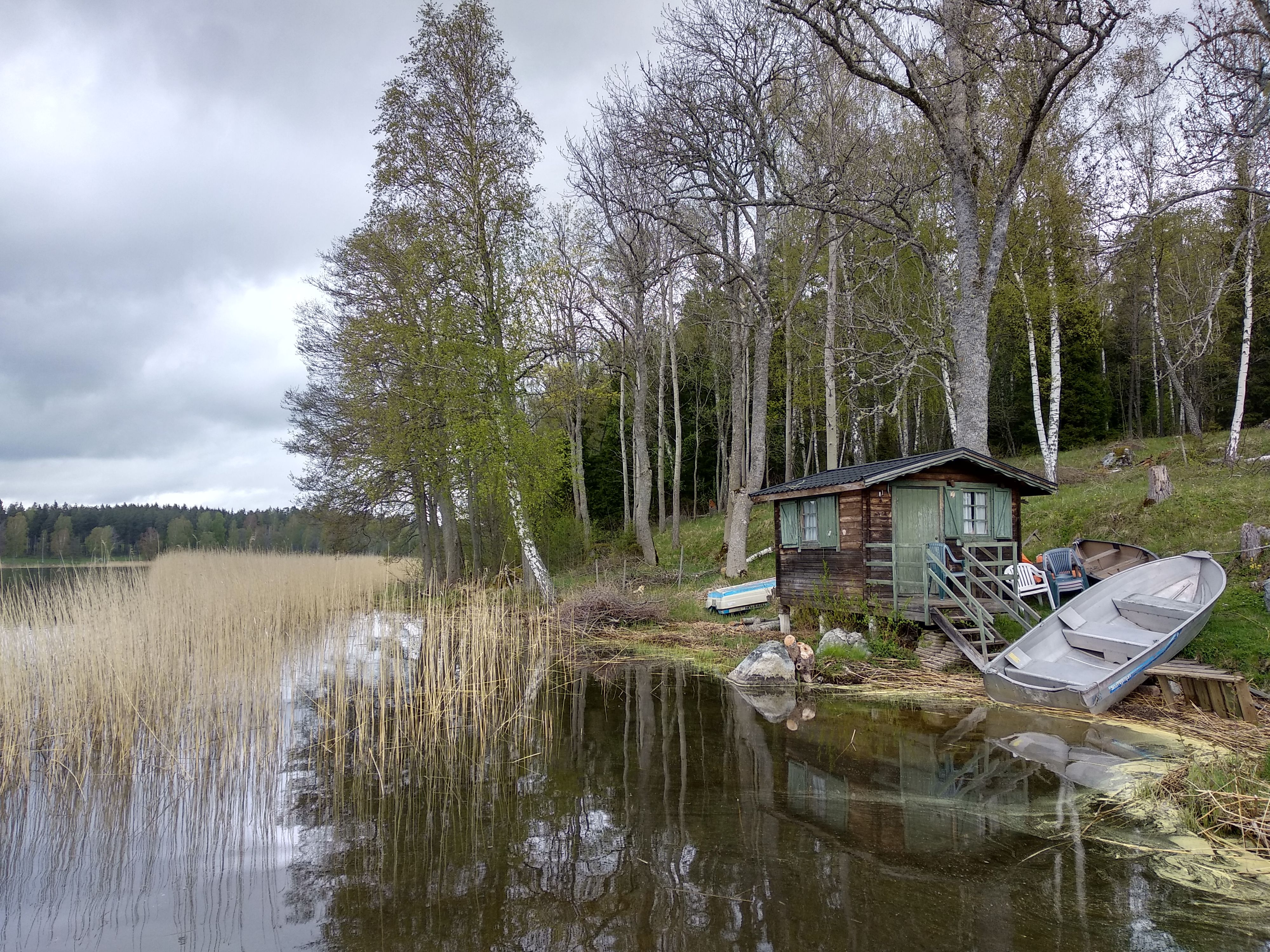 Brown Wooden House Near the Lake · Free Stock Photo