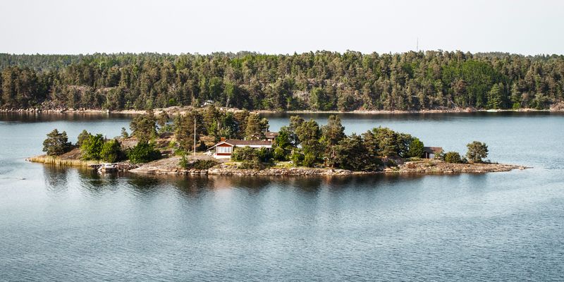 Una isla con una cabaña en el archipiélago de Estocolmo
